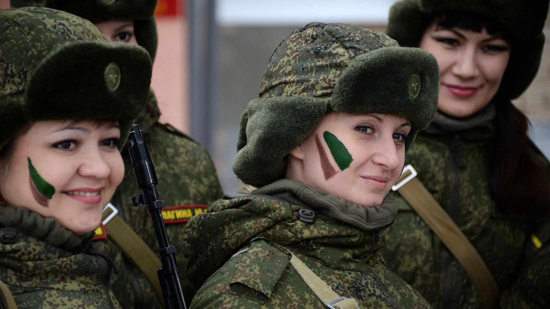 В Минобороны рассказали о конкурсе "Макияж под камуфляж"