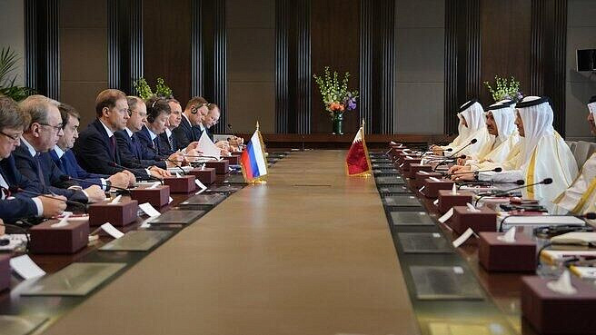 Россия готова обсуждать с Катаром проекты по мирному атому, заявил Мантуров