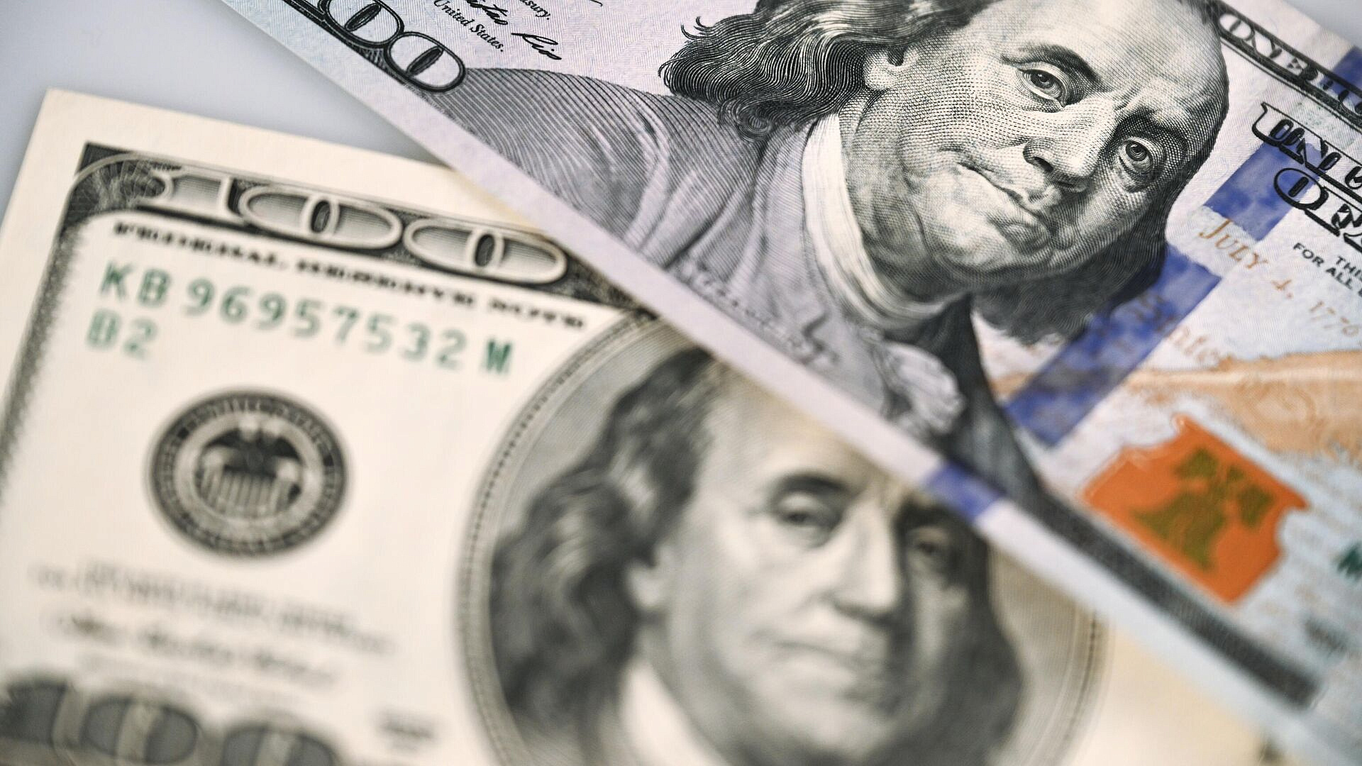 Внебиржевой курс доллара опустился ниже 76 рублей впервые с 25 февраля