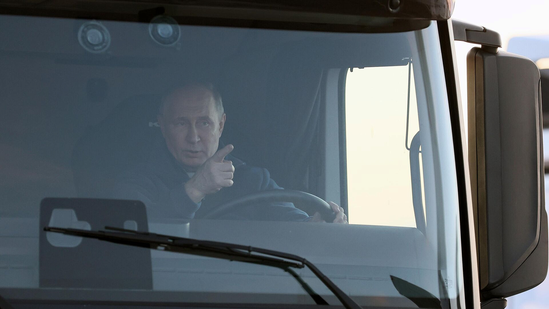 Песков не исключил, что Путина можно увидеть за рулем на дороге