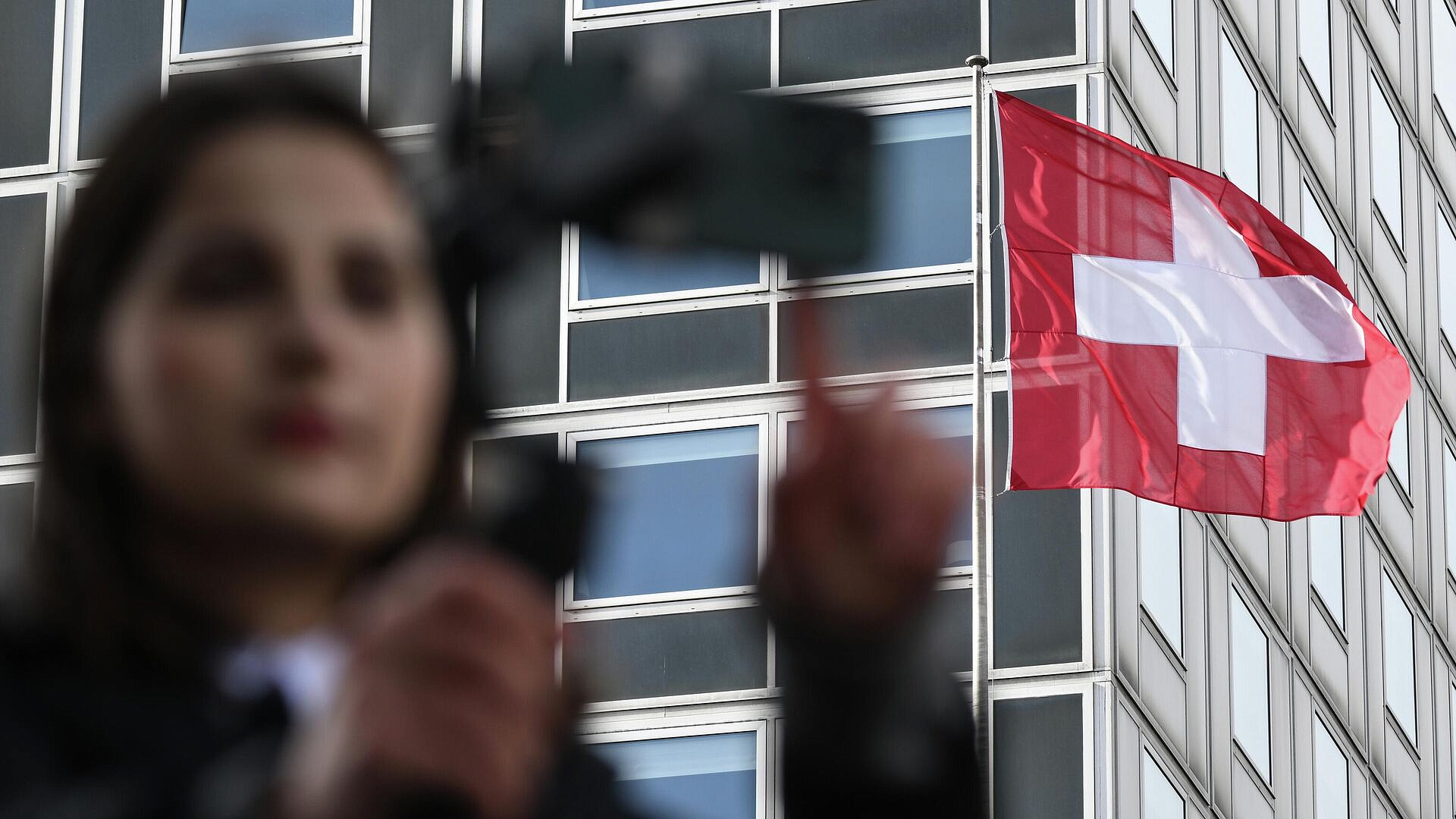 Власти Швейцарии обеспокоены расходами на украинских беженцев, заявил посол