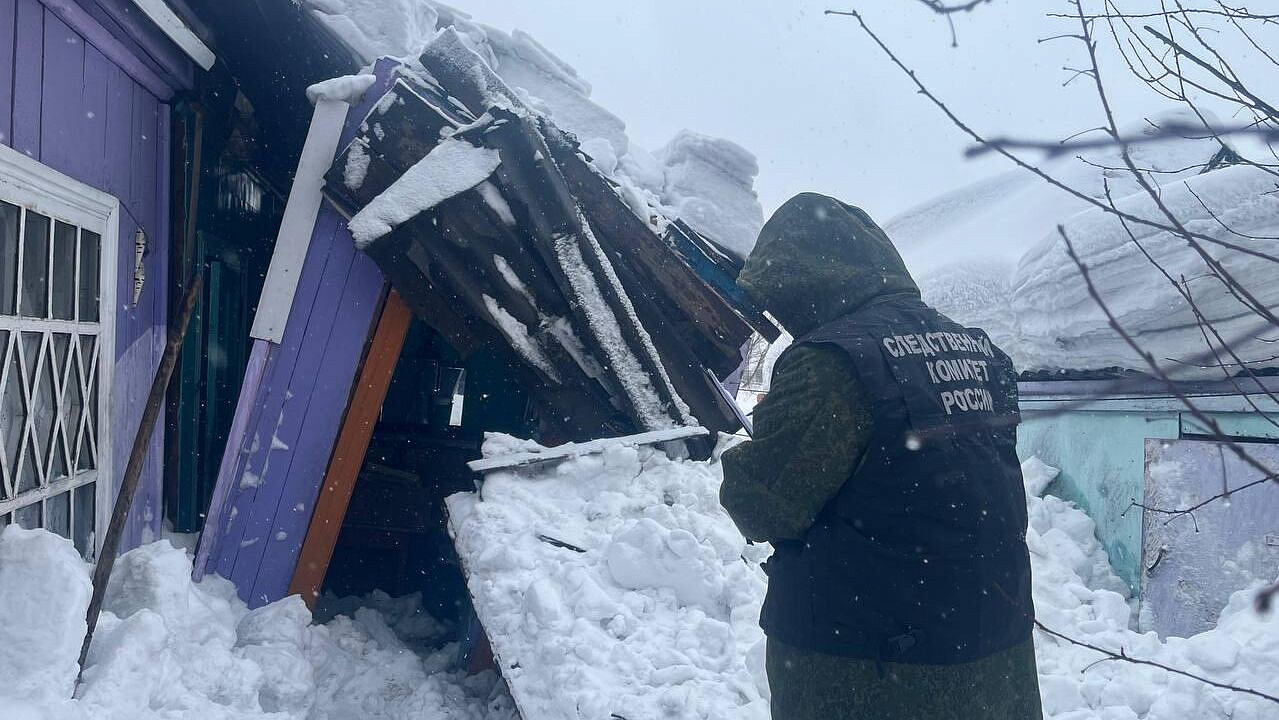 Житель Кузбасса погиб из-за снега, упавшего с крыши дома