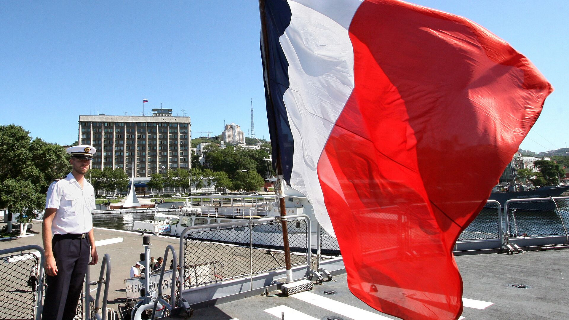 Французские оппозиционеры выступили за вотум недоверия новому правительству