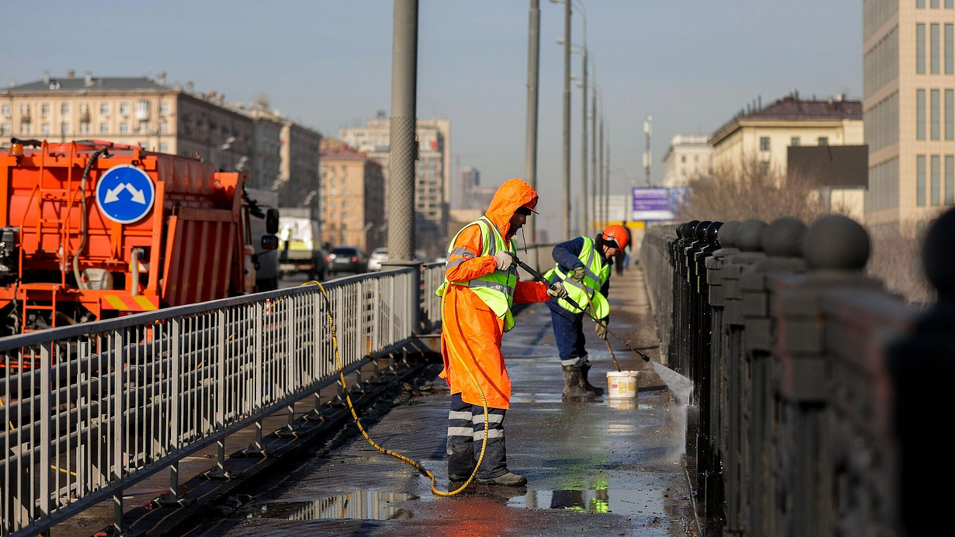 В Москве провели промывку Крестовского путепровода в рамках весенней уборки