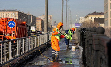В Москве провели промывку Крестовского путепровода в рамках весенней уборки