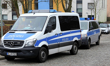 В Германии легковушка врезалась в автобусную остановку