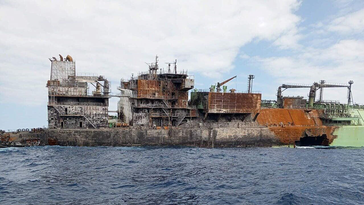 Российский газовоз отбуксировали в международные воды