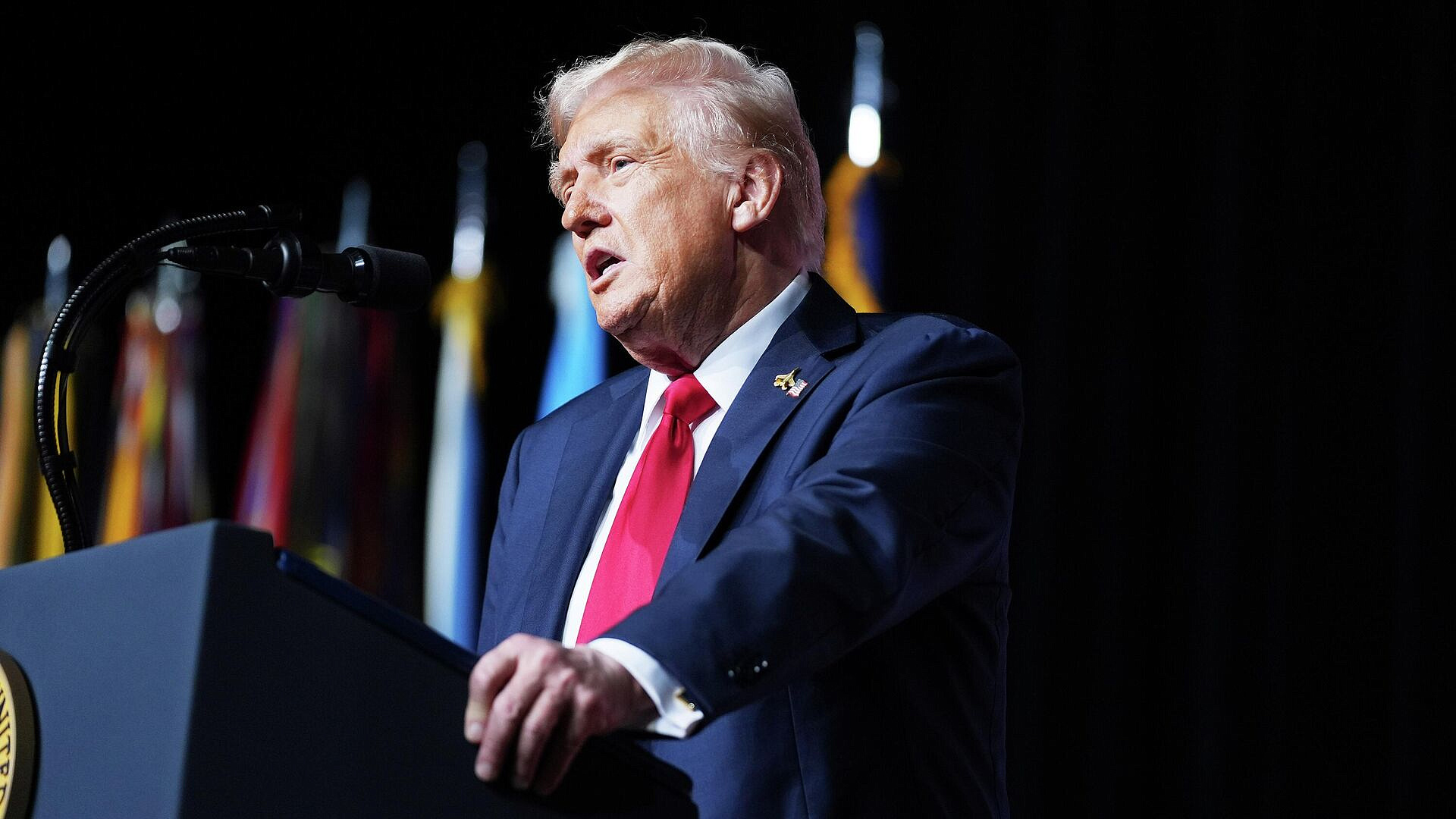 Трамп объяснил, почему не спотыкается на лестницах в отличие от Байдена