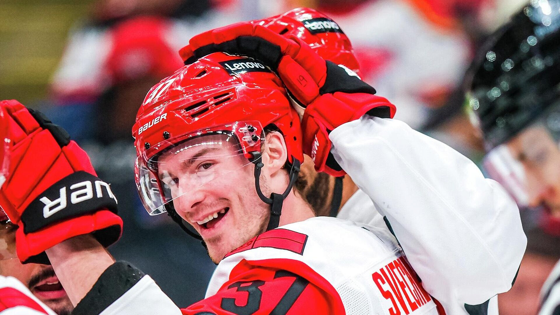 Две передачи Свечникова помогли "Каролине" обыграть "Тампу" в матче НХЛ