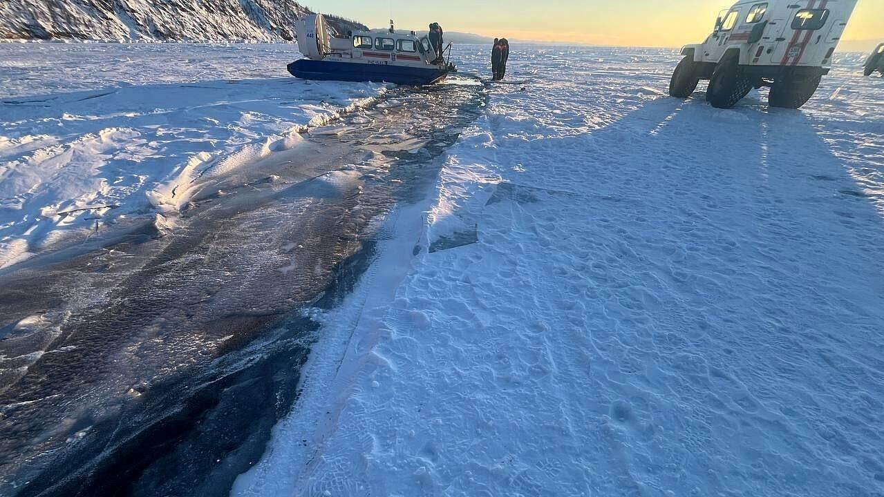На месте трагедии на Байкале обнаружили провалившуюся машину с людьми