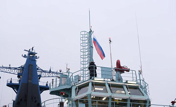 На ледоколе "Якутия" подняли флаг России