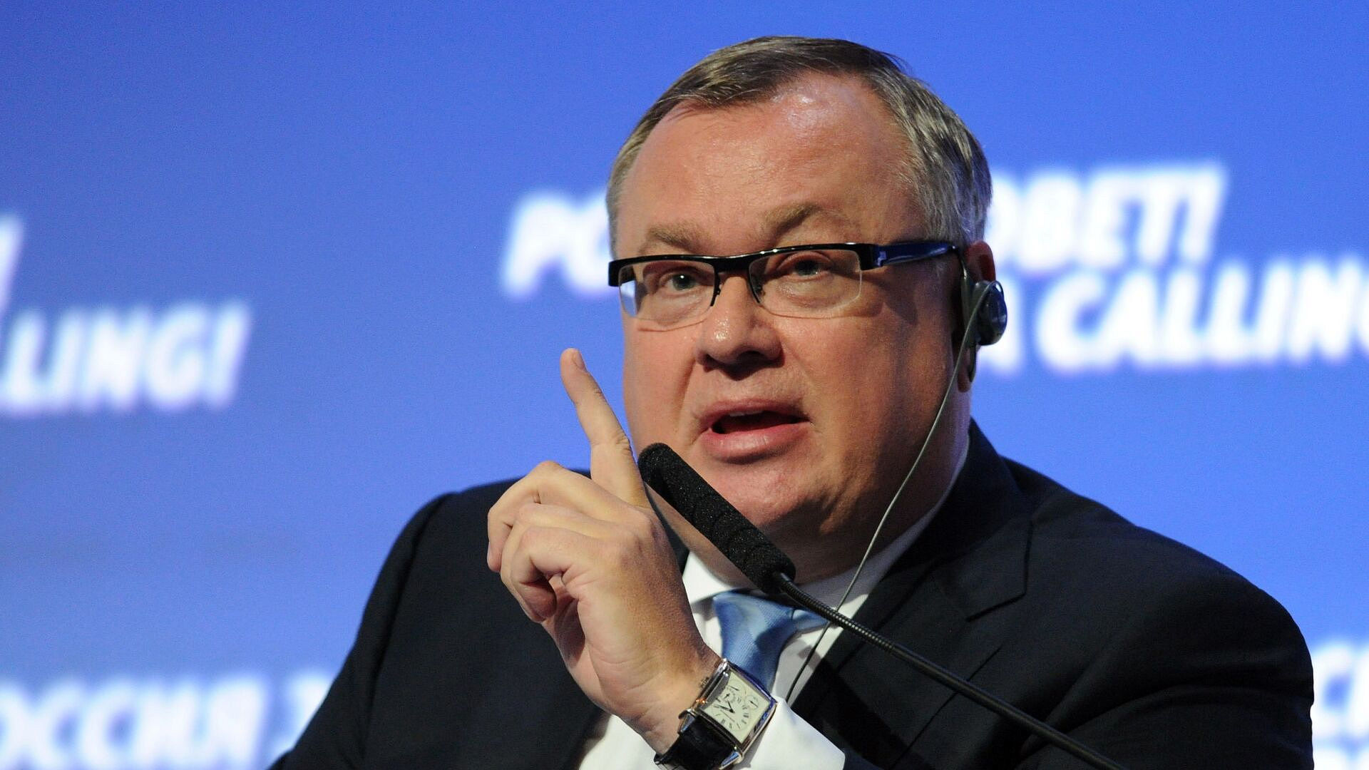 Экономика России ведет себя прилично, заявил Костин