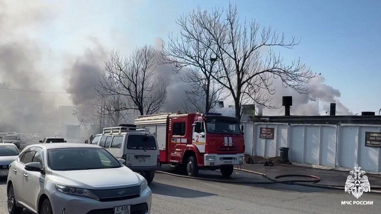 Во Владивостоке потушили пожар в автомагазине