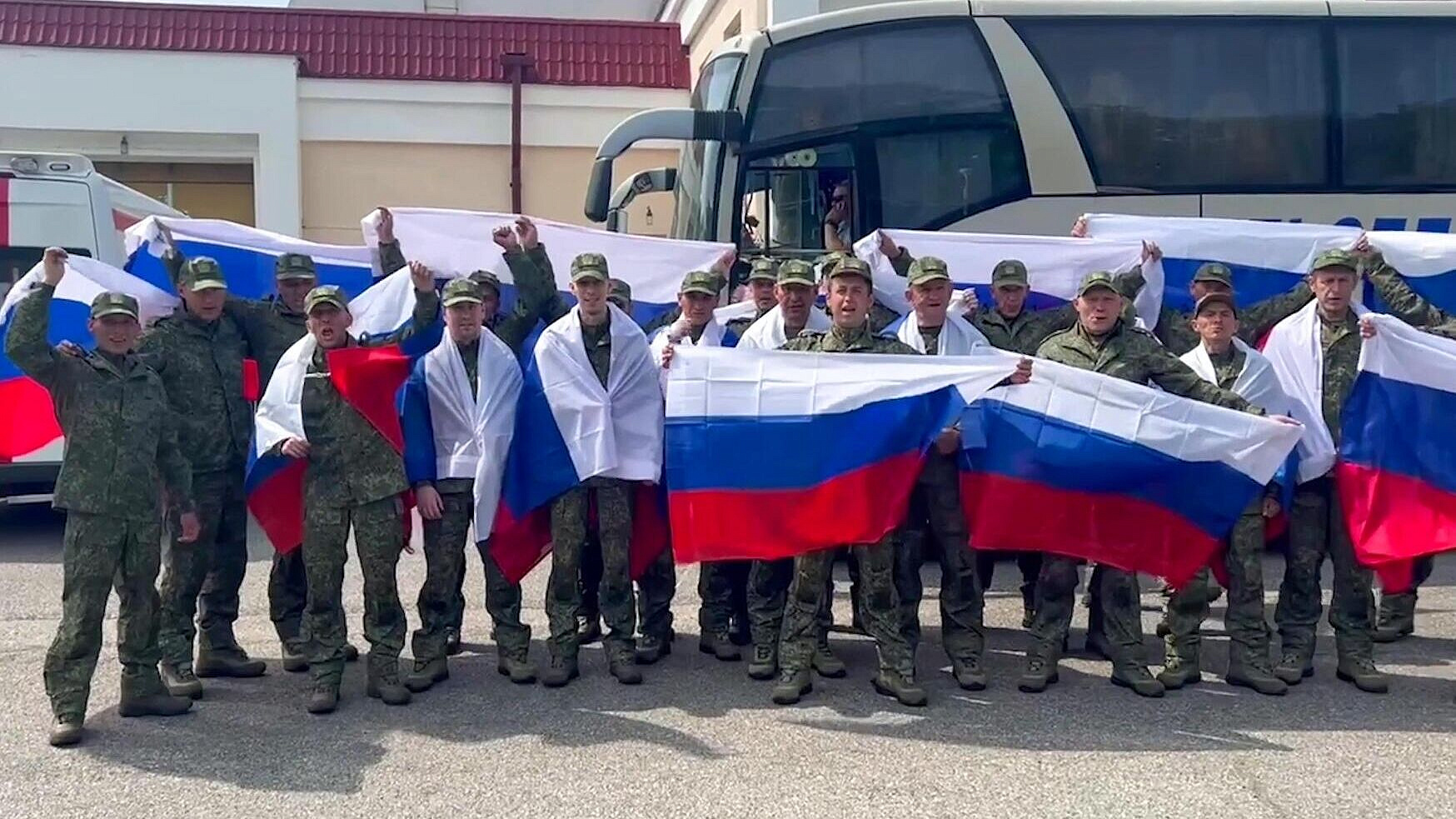 Самолет с вернувшимися по обмену военными приземлился в Подмосковье