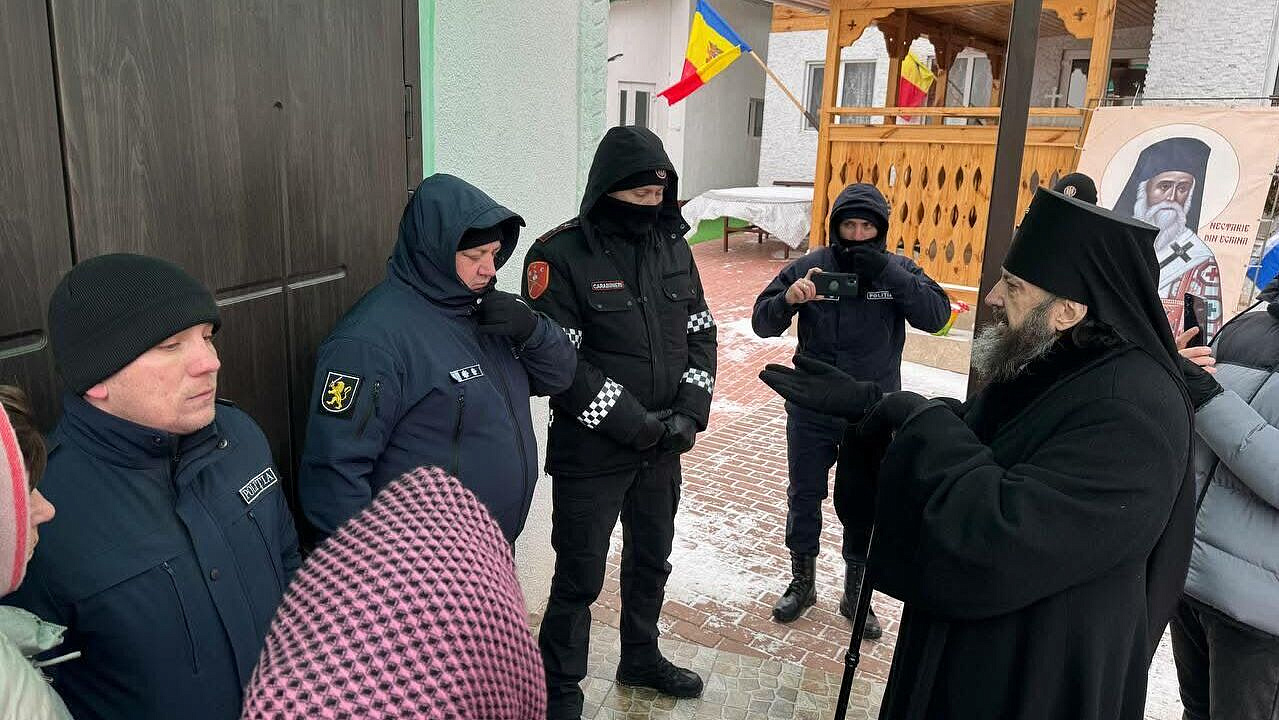 В Молдавии священник забаррикадировался в храме