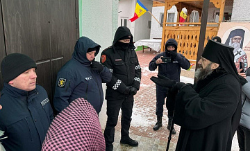 В Молдавии священник забаррикадировался в храме