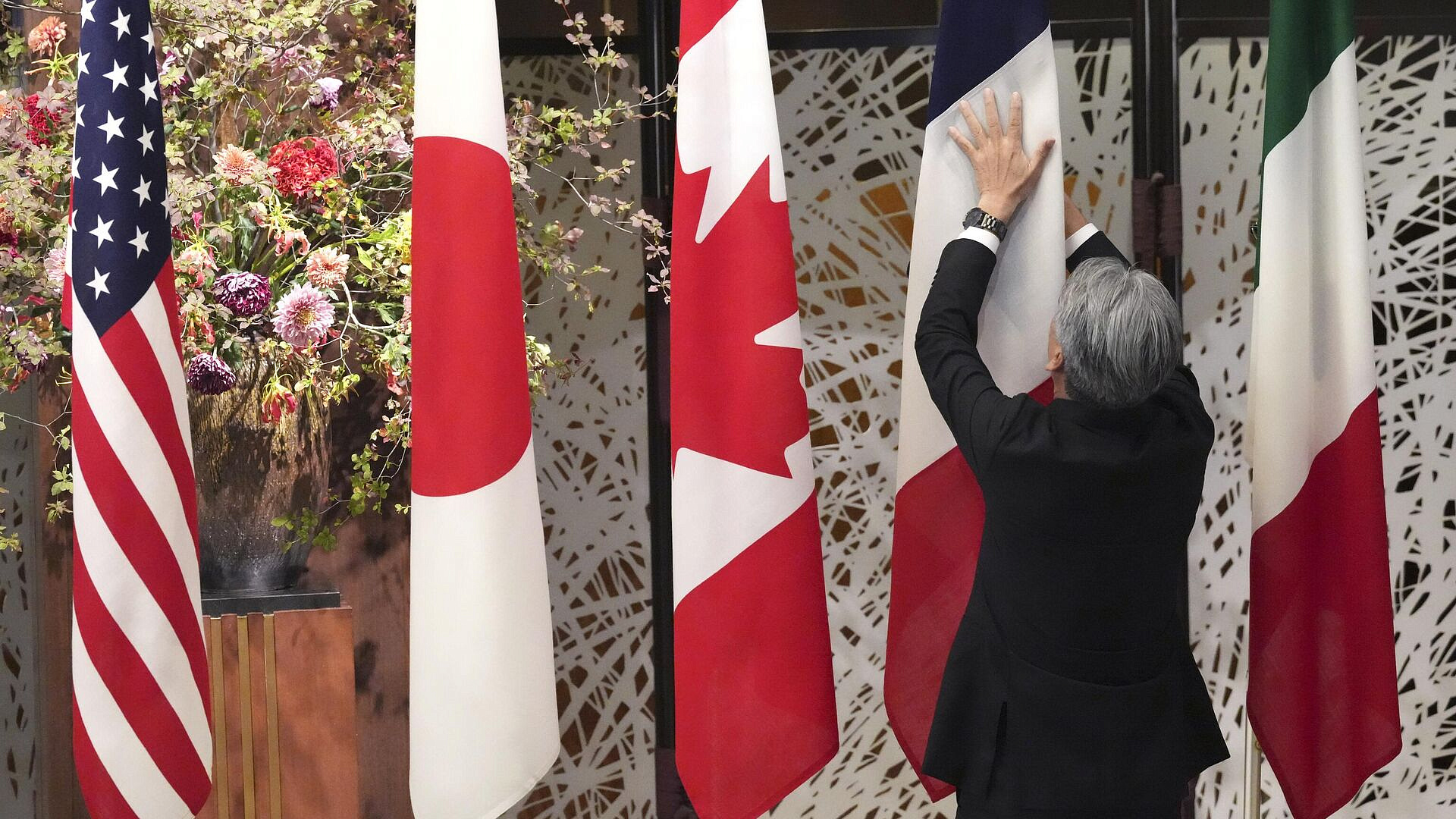 Лидеры G7 пообещают расширить санкции против России, пишут СМИ