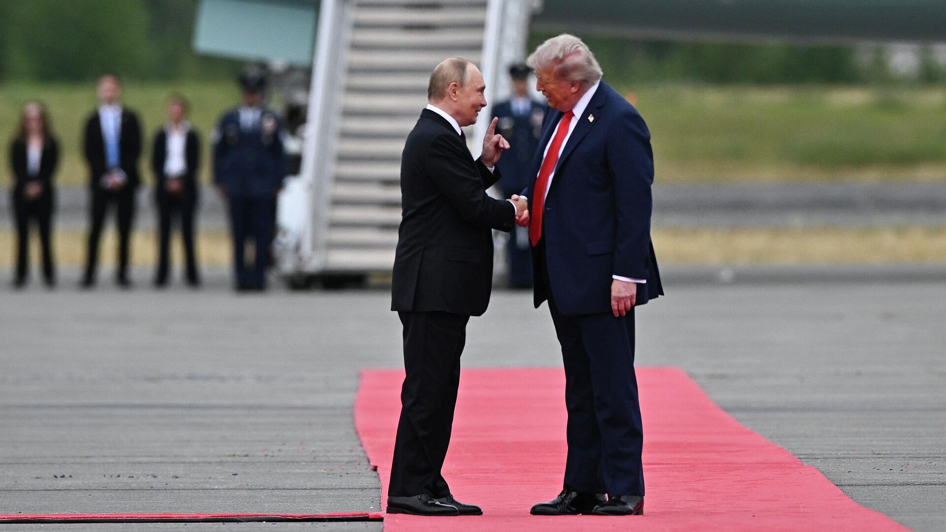 Ушаков рассказал о разговоре Путина и Трампа