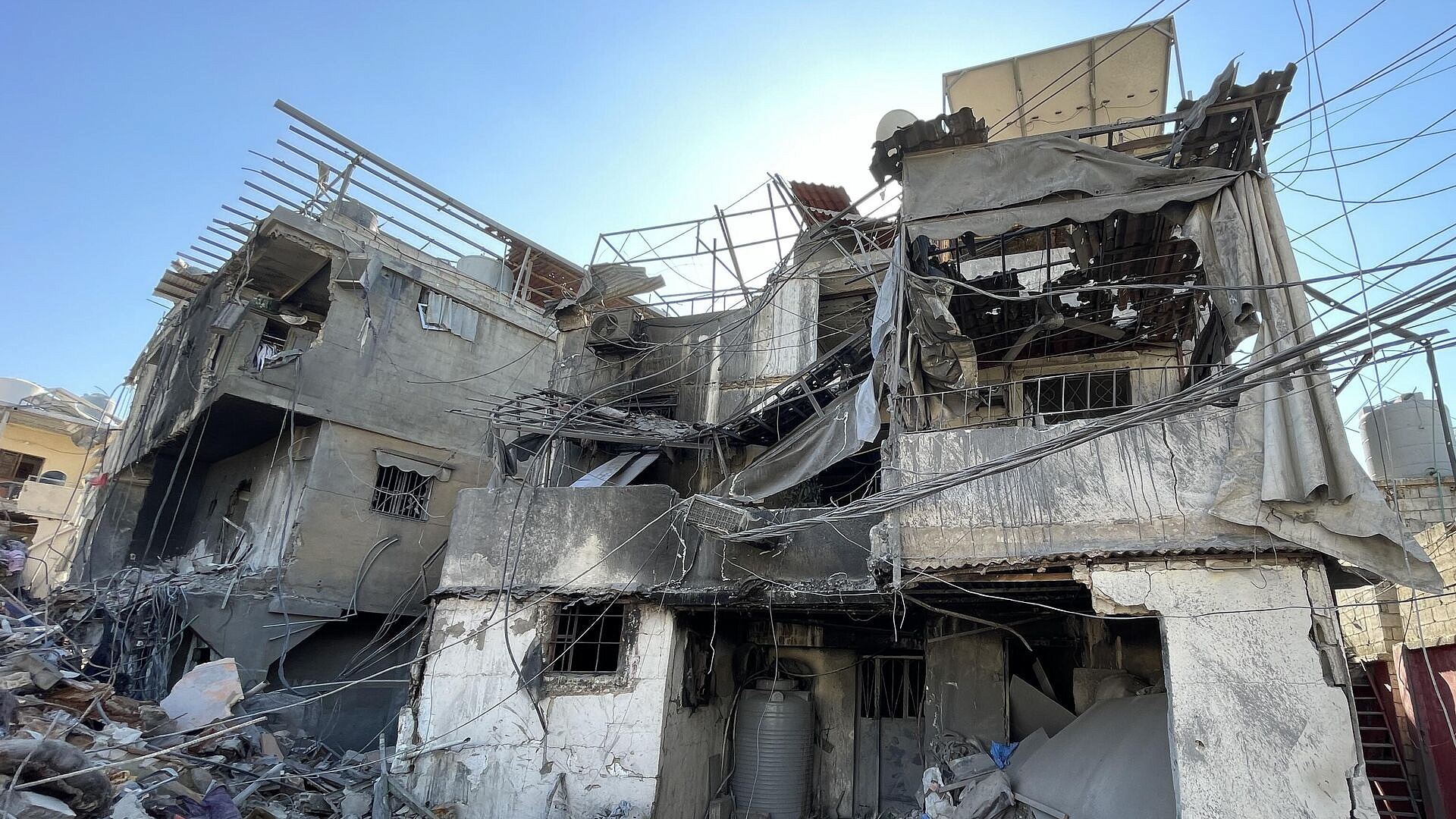 Сотни ливанских семей остаются на улицах Бейрута на фоне израильских ударов