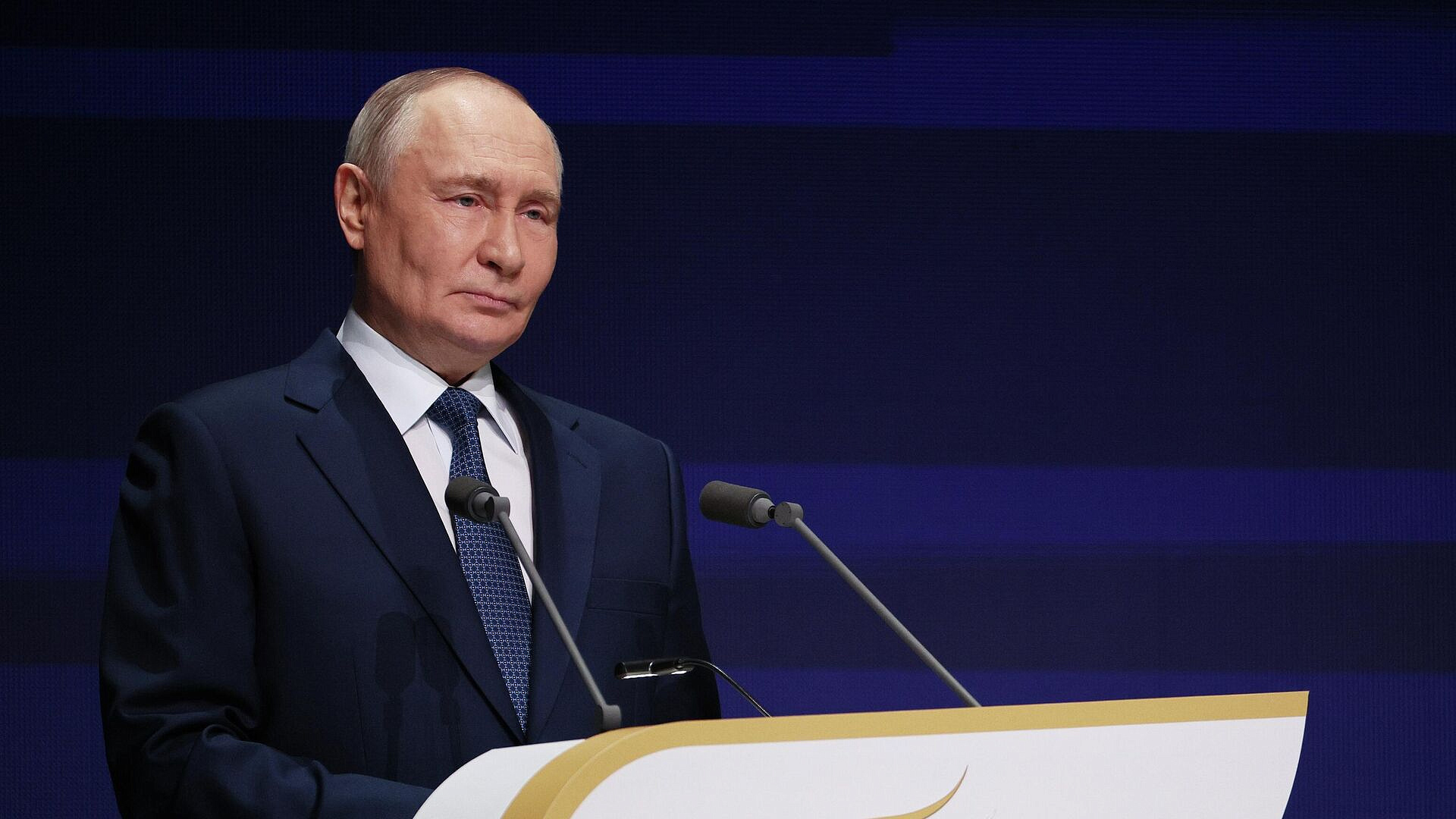Путин поблагодарил общественников за работу