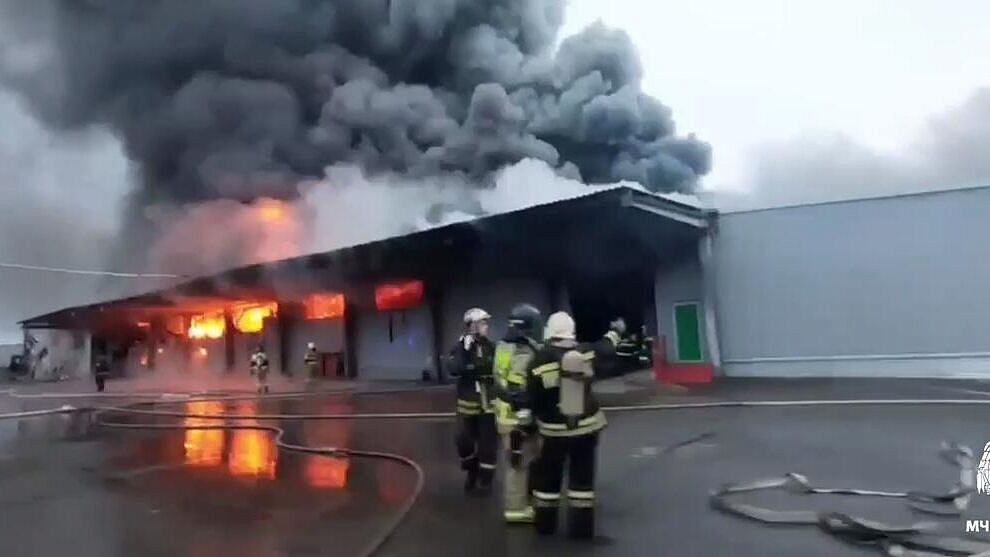 В прокуратуре назвали возможную причину пожара на овощебазе на Кубани