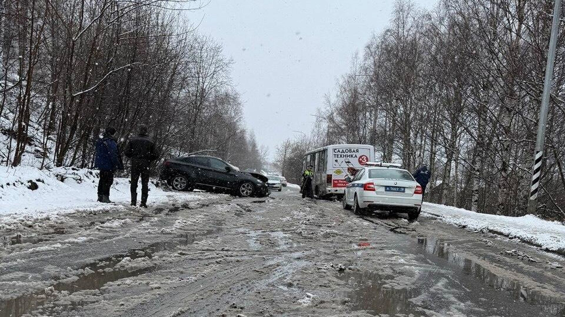 В Карелии четыре человека попали в больницу после ДТП с автобусом