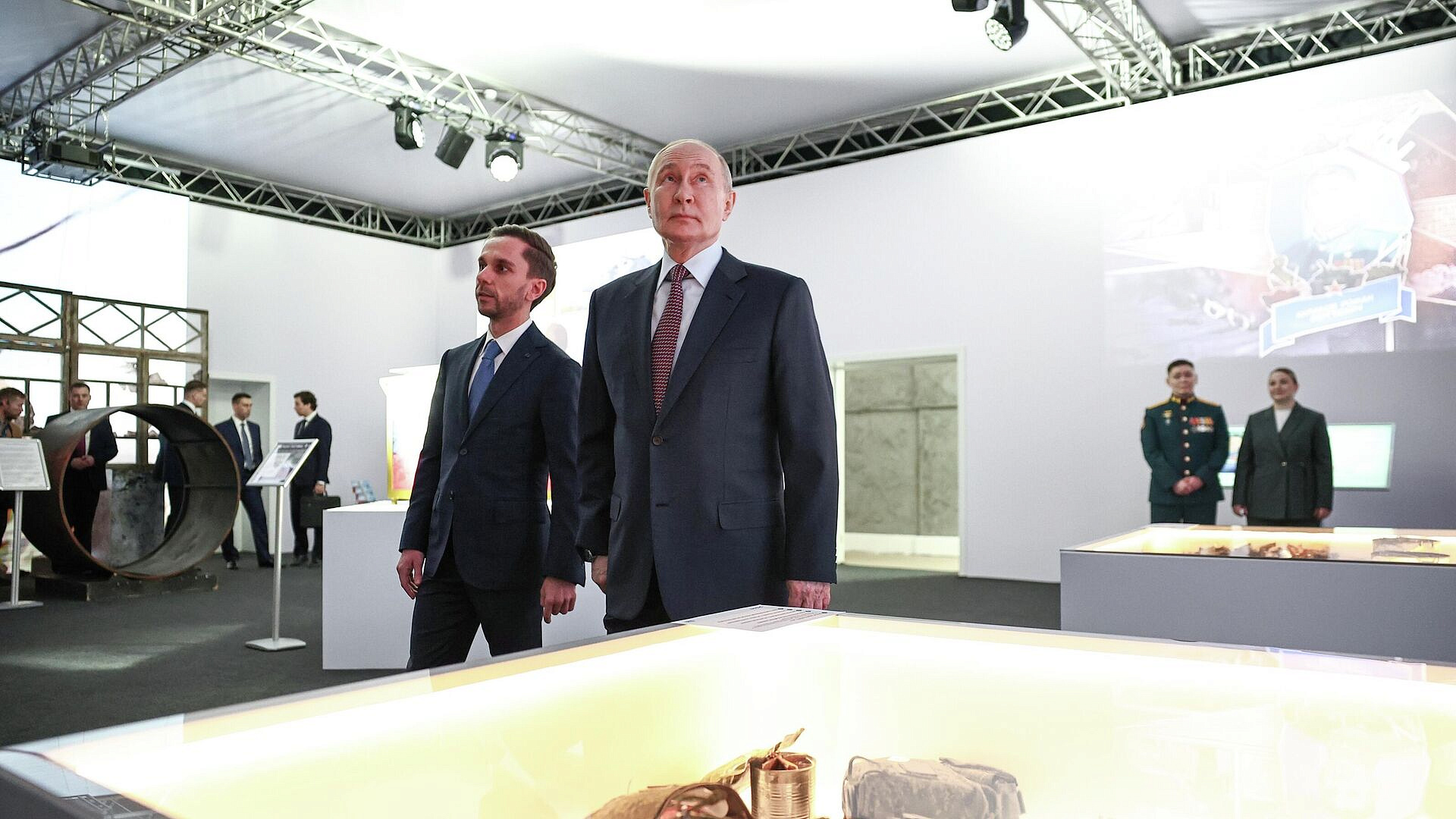 Путину показали макет фрагмента трубы, задействованной в операции "Поток"