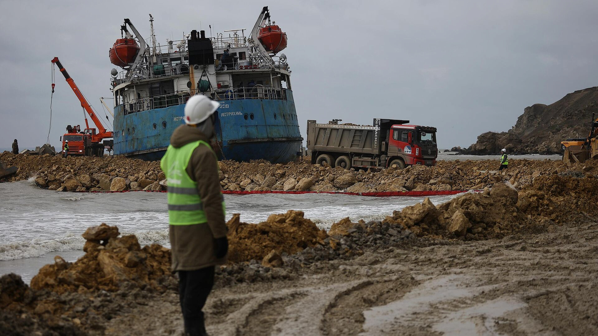 Морспасслужба завершила откачку мазута из танкера "Волгонефть-239"