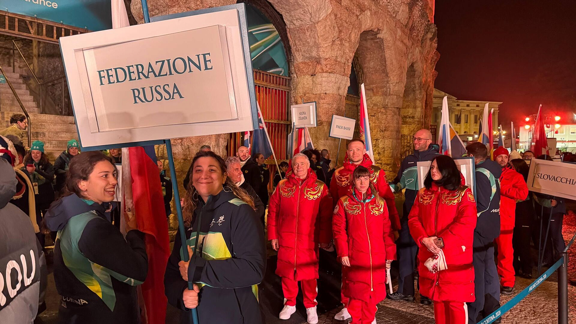 Делегация ПКР встретилась с несущим флаг волонтером перед открытием Игр