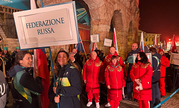 Делегация ПКР встретилась с несущим флаг волонтером перед открытием Игр