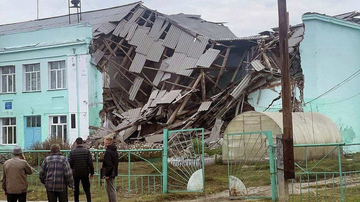 Губернатор пообещал решения после обрушения школы в Новосибирской области