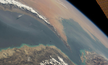 Через Ормузский пролив в понедельник прошли только два танкера, пишут СМИ