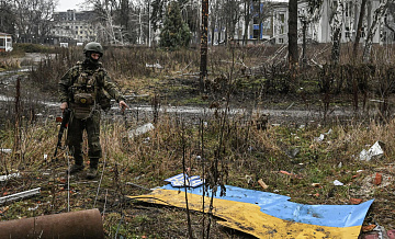 Боевики ВСУ ходили по Красноармейску с автоматами и в касках со свастикой