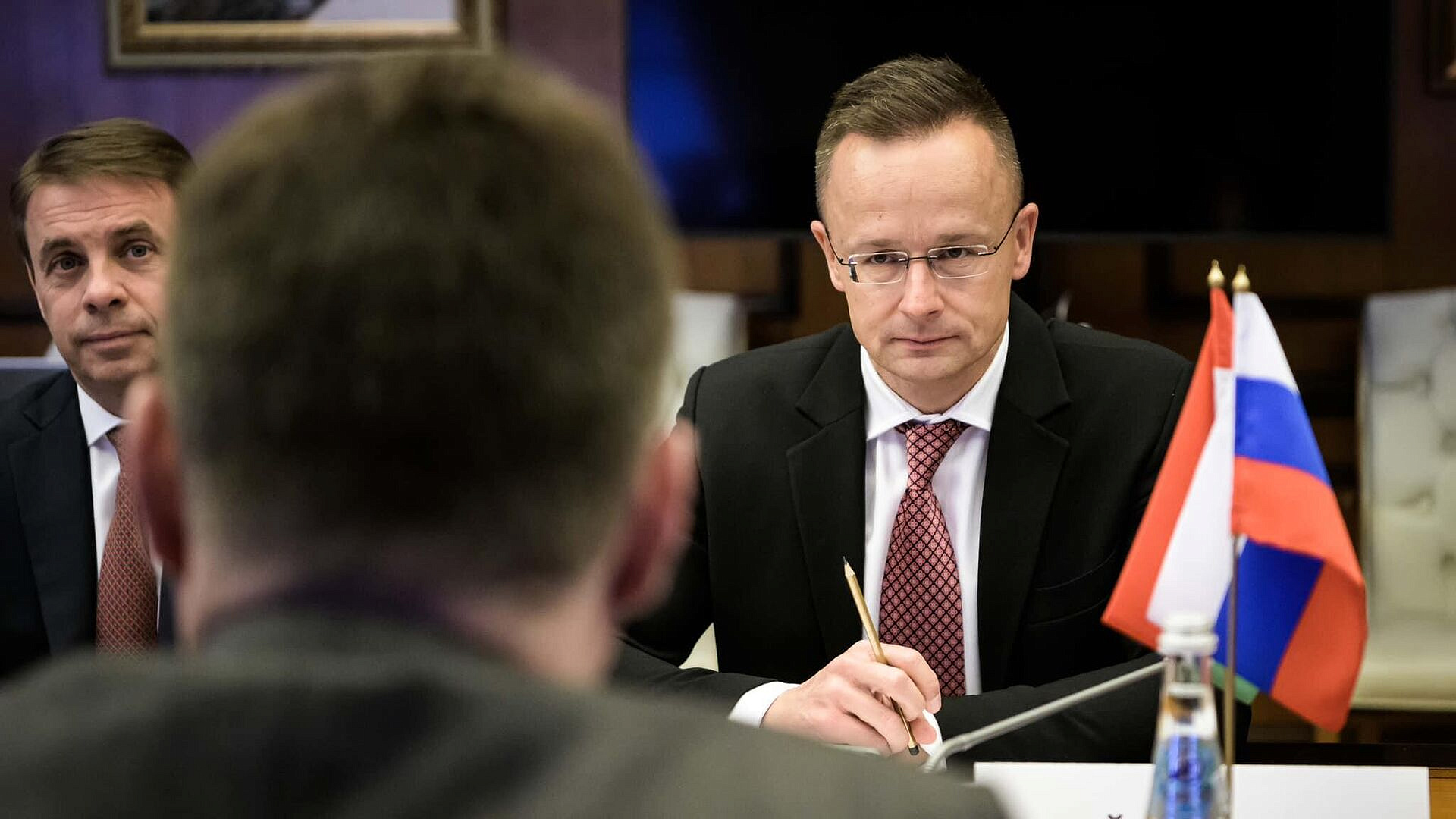 Вице-премьер Новак провел встречу с главой МИД Венгрии Сийярто