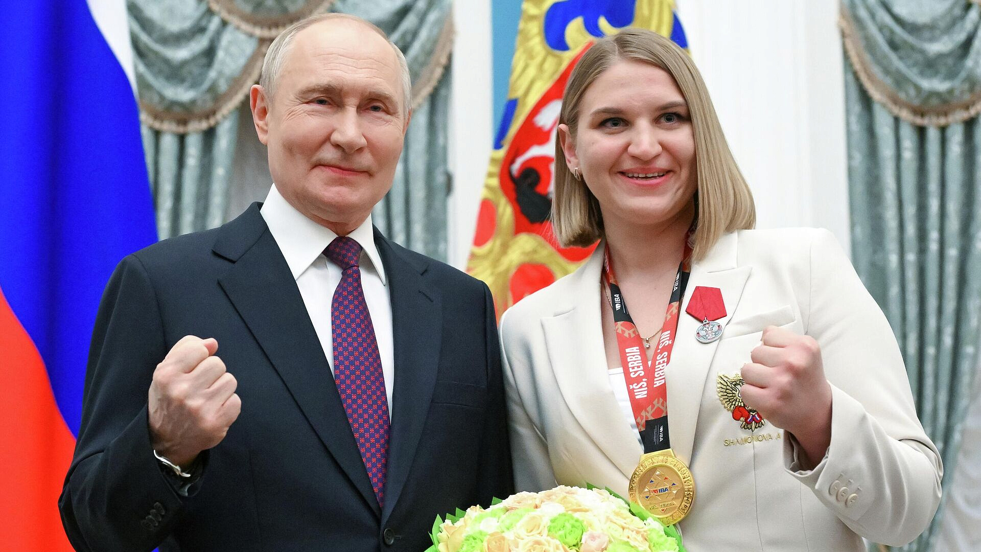 Путин "по-боксерски" сфотографировался с чемпионкой мира по боксу