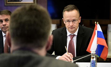 Вице-премьер Новак провел встречу с главой МИД Венгрии Сийярто