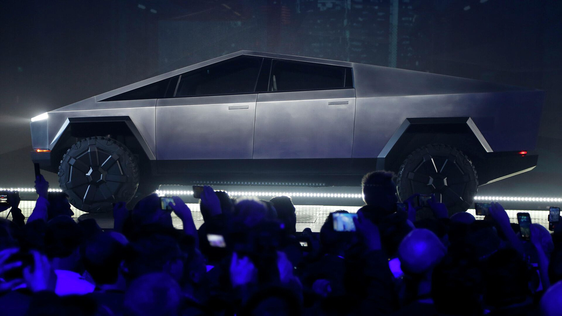 Площадку переговоров Путина и Токаева в Астане патрулируют Tesla Cybertruck