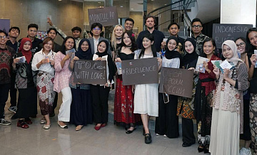 Индонезийские блогеры украсили дома плакатами с цитатами Путина