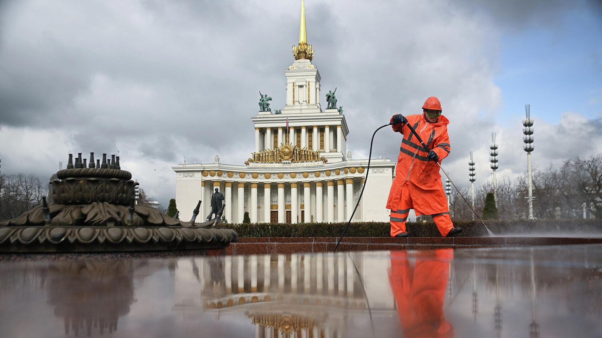 На ВДНХ начали подготовку фонтанов к открытию сезона