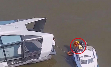 Экипаж электросудна в Москве спас человека из воды