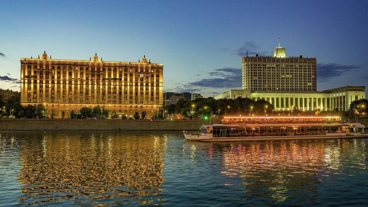 Два дома в Москве оснастили архитектурно-художественной подсветкой