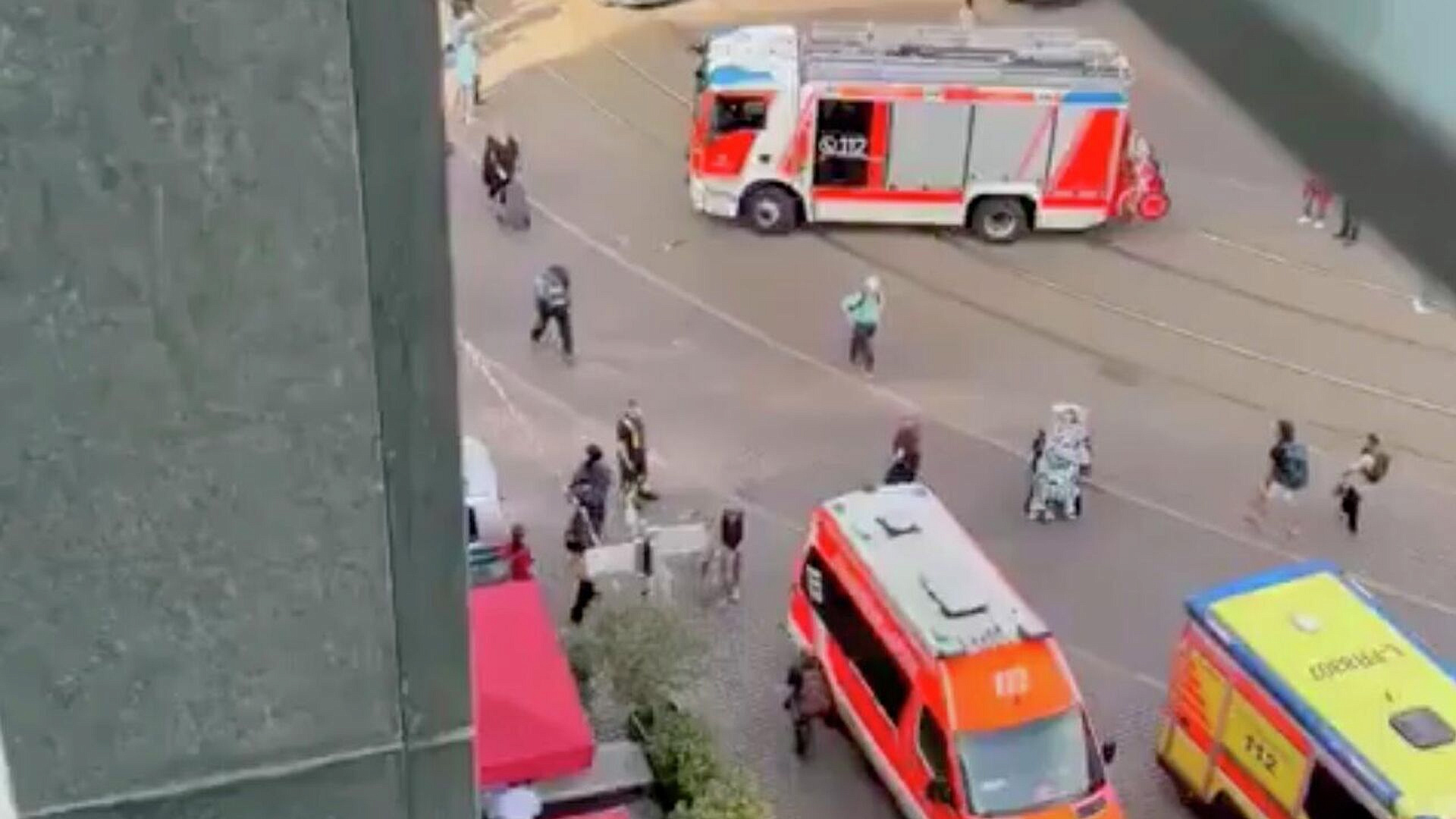СМИ: не менее восьми человек пострадали при наезде авто на толпу в Лейпциге