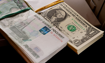 Рубль в октябре вошел в число самых подорожавших к доллару валют