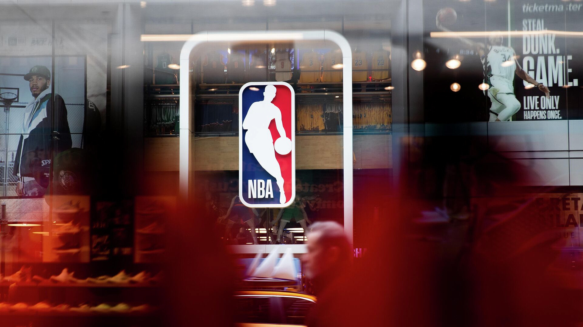 Владелец команды НХЛ "Каролина" приобретет клуб НБА