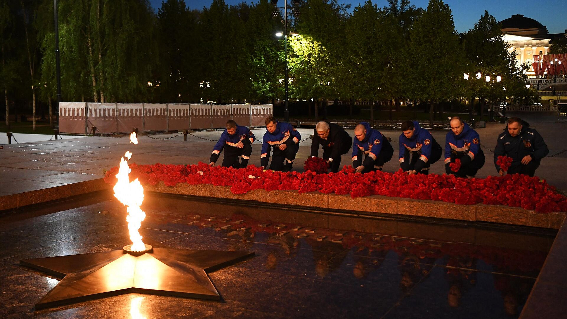 В Александровском саду в Москве провели профилактику Вечного огня