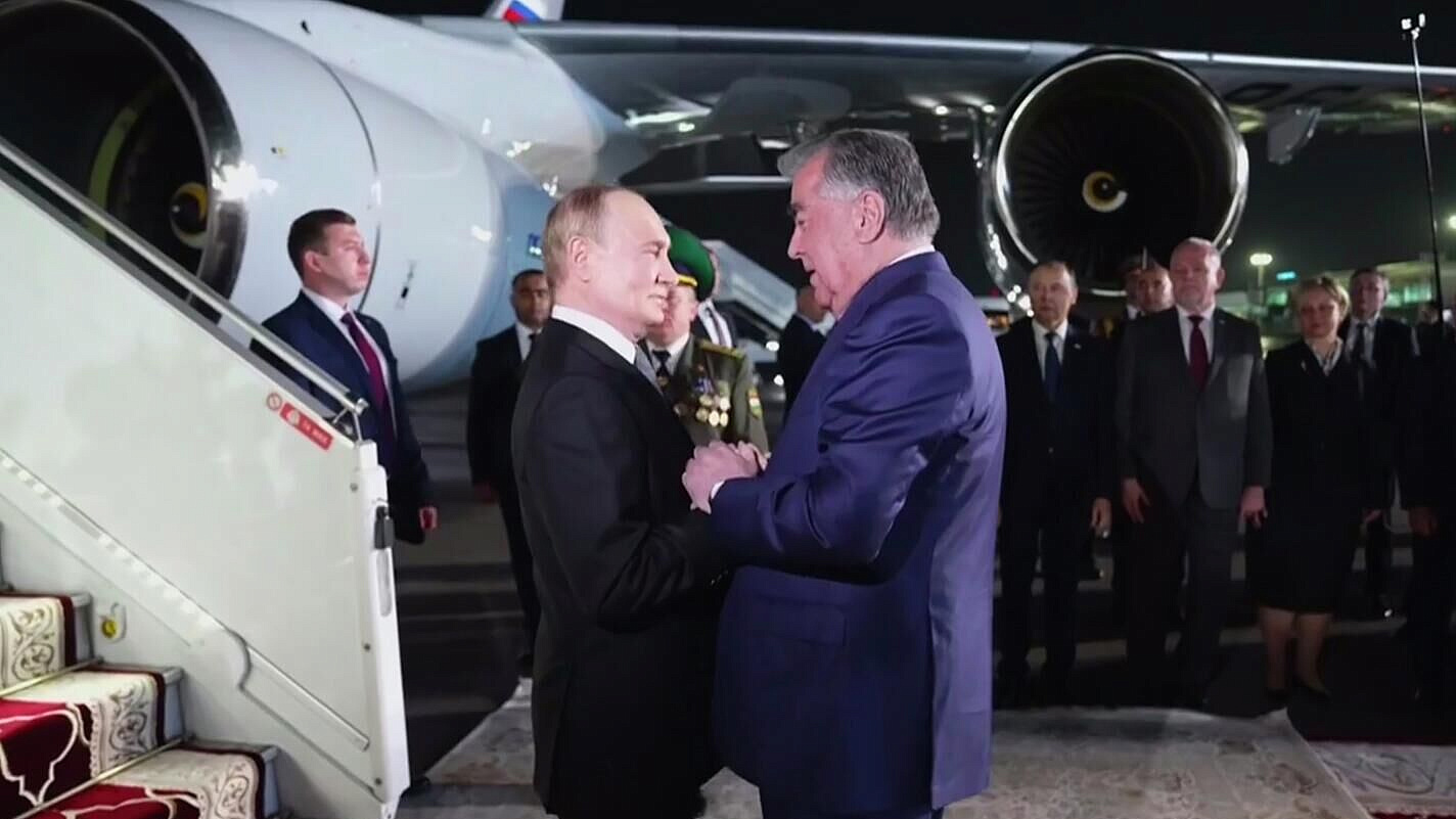 Путин и Рахмон обнялись при встрече в Душанбе