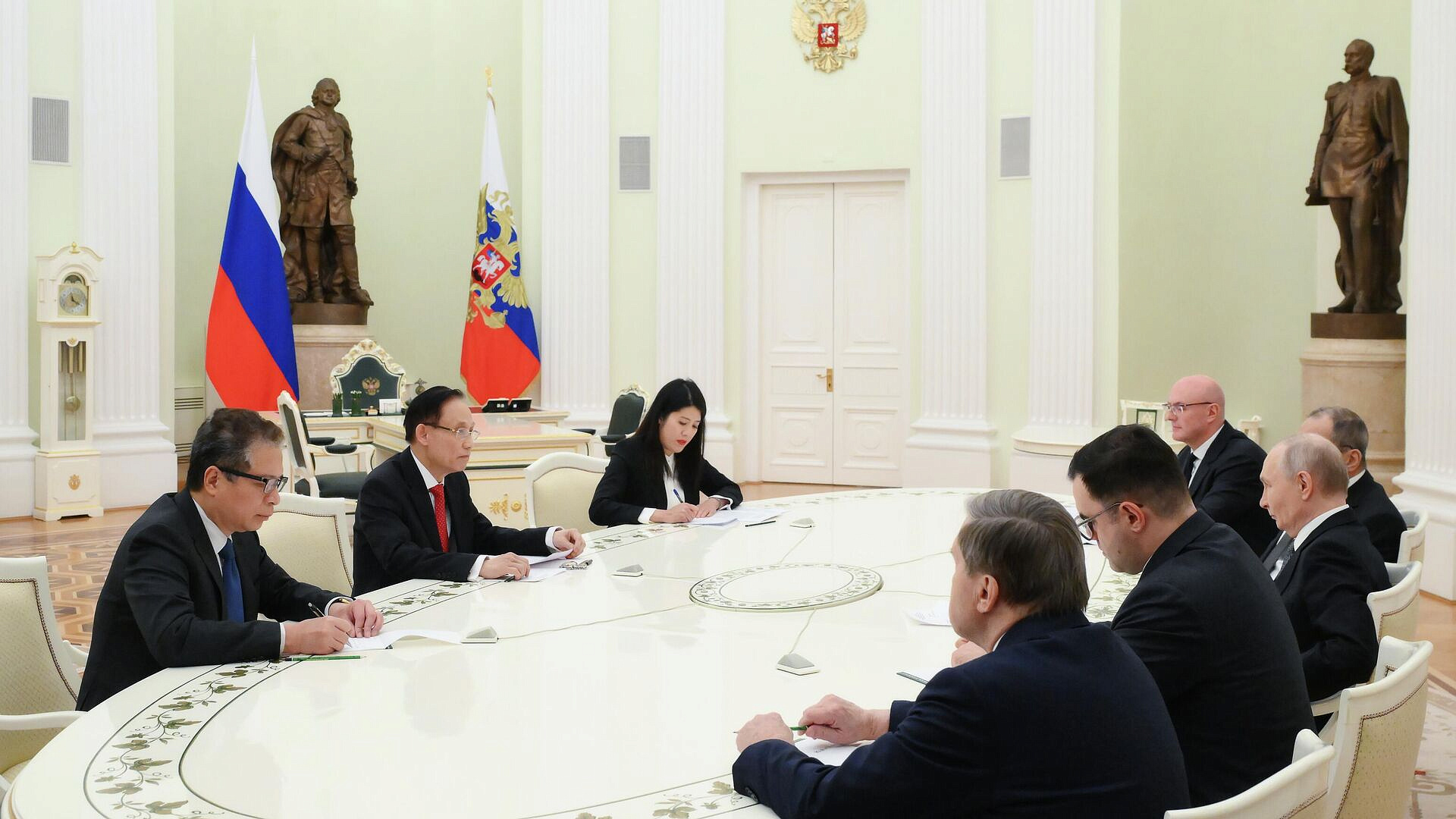 Ханой высоко оценивает отношения с Москвой, заявил глава МИД Вьетнама