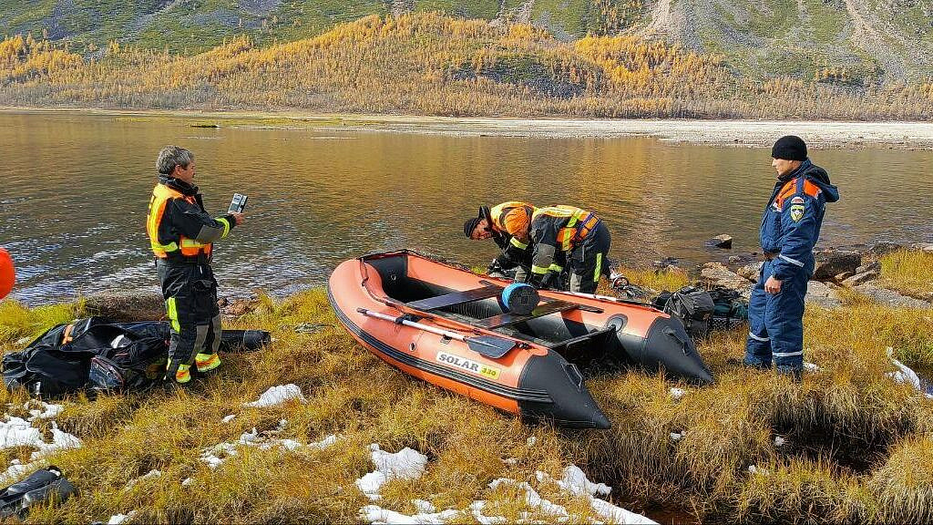 Вездеход, упавший в озеро в Забайкалье, не смогли поднять на берег