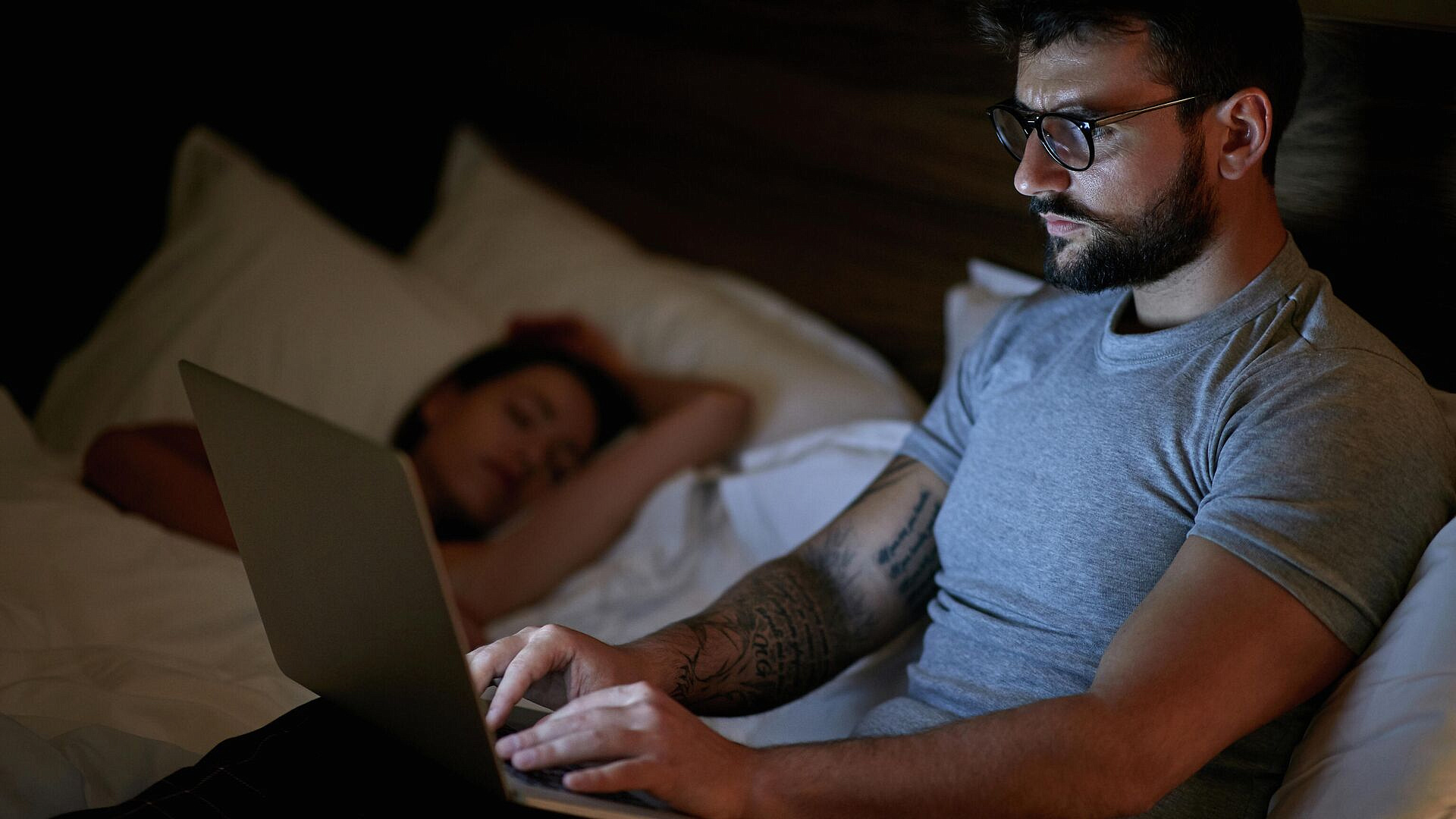 Врач объяснил, почему нельзя работать в кровати