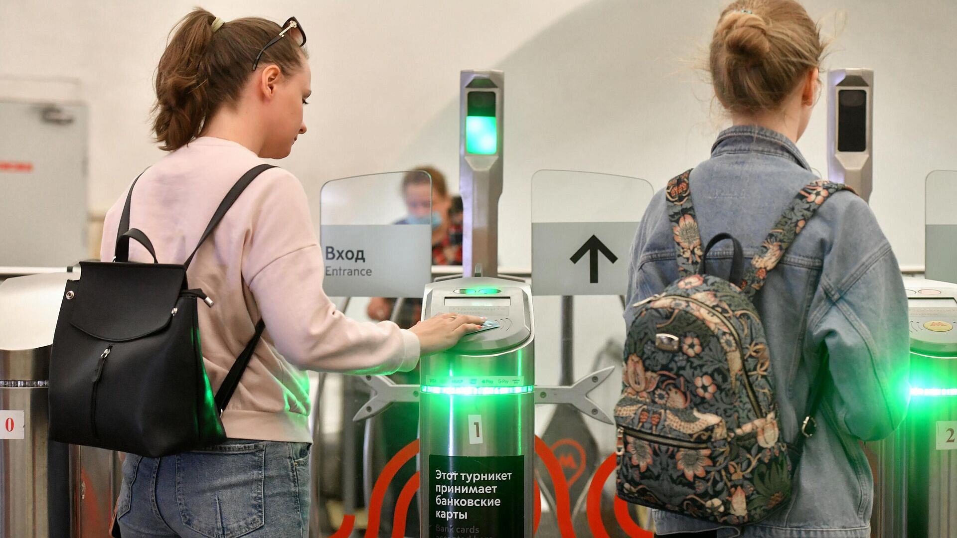 Московский транспорт подарит цветы женщинам 8 Марта